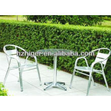 mesa y silla al aire libre